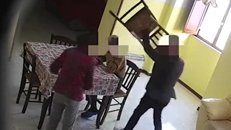 Maltrattamenti Scene di violenze domestiche documentate da una telecamera nascosta 