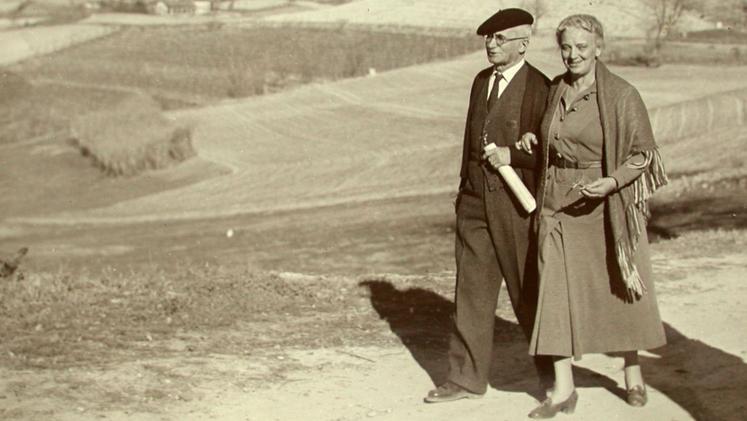 Luigi Einaudi, secondo presidente della Repubblica italiana, a passeggio con la moglie Donna Ida, figlia del conte Pellegrini di Pescantina
