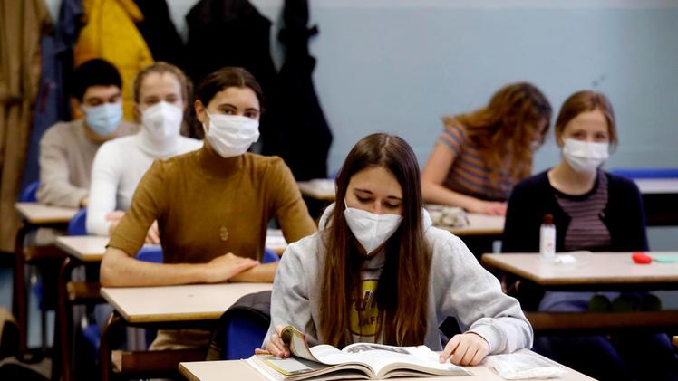 Studenti a scuola con la mascherina