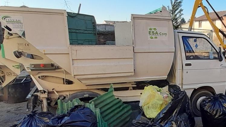I sacchi di rifiuti raccolti a Erbè in via Canesella