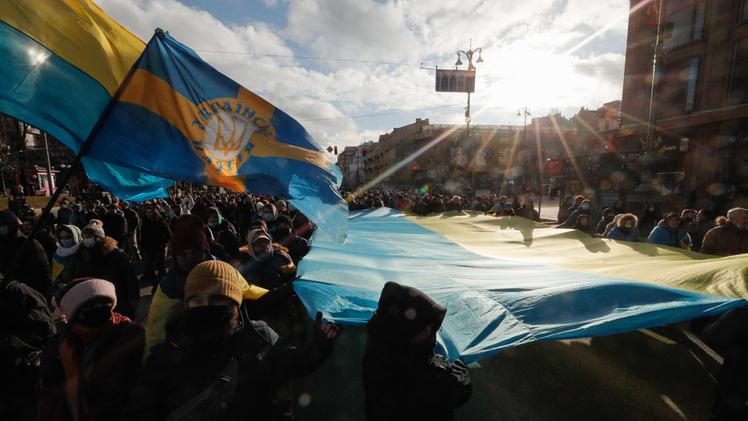 A Kiev migliaia in piazza al grido «uniti contro la Russia»