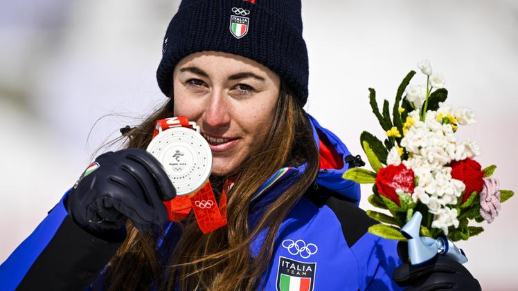 Sofia Goggia con la medaglia d'argento a Pechino 2022