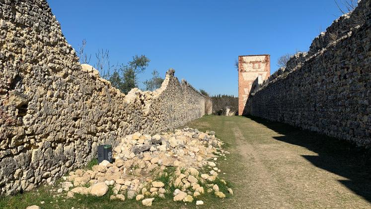 Muro crollato lungo il camminamento che da Castel San Felice porta verso il Don Calabria (Perbellini)