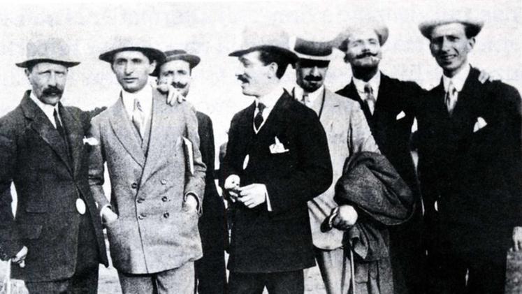 Settembre 1909, settimana aviatoria: nella foto da sin. Marco Praga, Arnaldo Fraccaroli, Giuseppe Imbastaro, Guelfo Civinini (al centro), 
Treves e Tomaso Monicelli