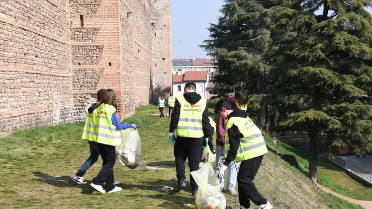 Come operatori ecologici I ragazzi del Medi raccolgono i rifiuti PECORA