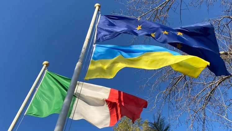 La bandiere ucraina, italiana ed europea