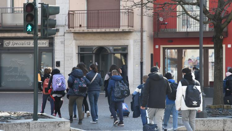 Studenti di San Martino Buon Albergo nell’orario di uscita di scuola (Foto Pecora)