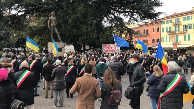 La manifestazione per l'Ucraina in piazza Bra