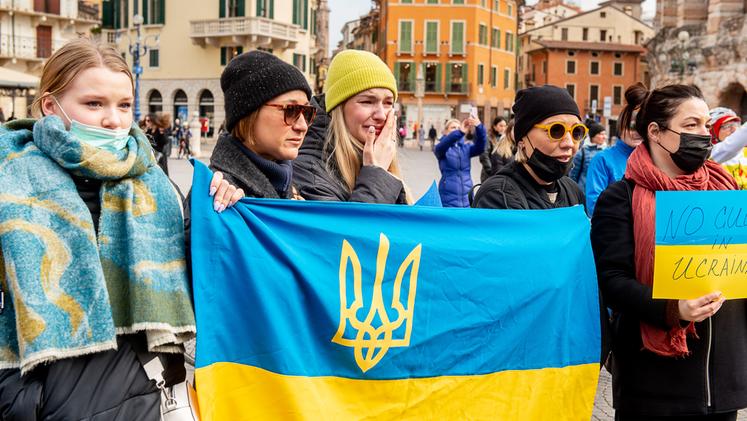 La manifestazione degli Ucraini in piazza Bra (Foto Marchiori)