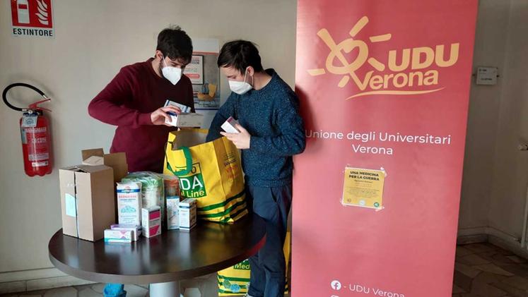 Raccolta di medicinali  e materiali sanitari da parte degli universitari di Verona (foto Perina)