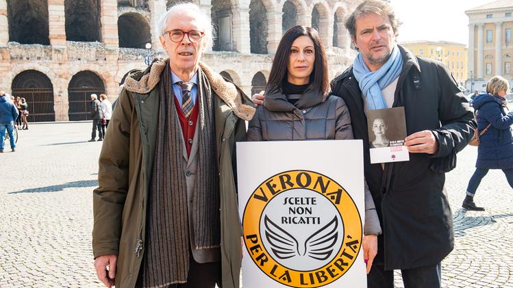Verona per la libertà: da sinistra Alberto Zelger, Francesca Menin, Maurizio Cutolo (foto Marchiori)