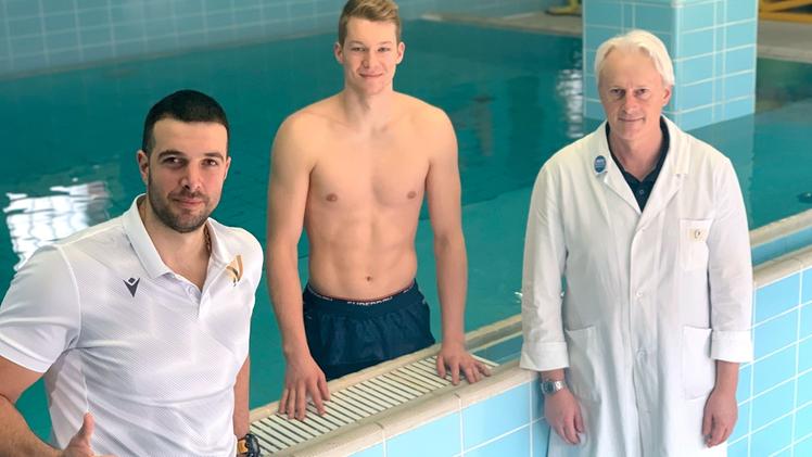 Rok Mozic con il preparatore atletico Ivanov Tsvetelin e Giorgio Pasetto, direttore generale   del Centro Bernstein, nella piscina riabilitativa