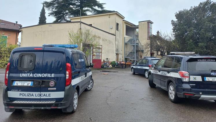 Blitz della polizia locale di Verona alle ex Officine Cardi
