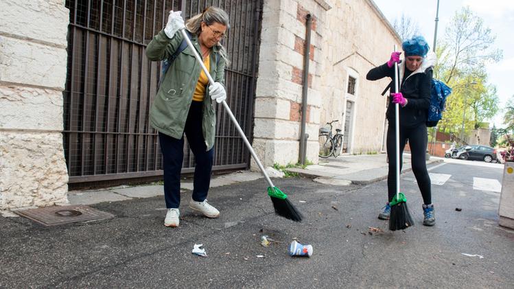 Cristiana e Rossana puliscono la strada nei pressi di Porta Vescovo (foto Marchiori)