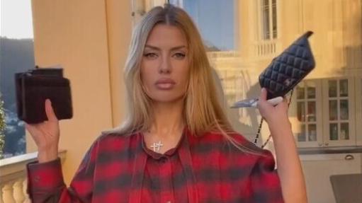 L'influencer russa Victoria Bonya dopo il taglio di una borsa Chanel