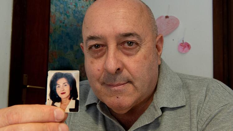 Il fratello Alberto Modesti con la foto della sorella Stefania morta nell’incidente aereo del dicembre 1995 MARCHIORII rottami Ciò che restava dell’Antonov il mattino seguente l’incidente