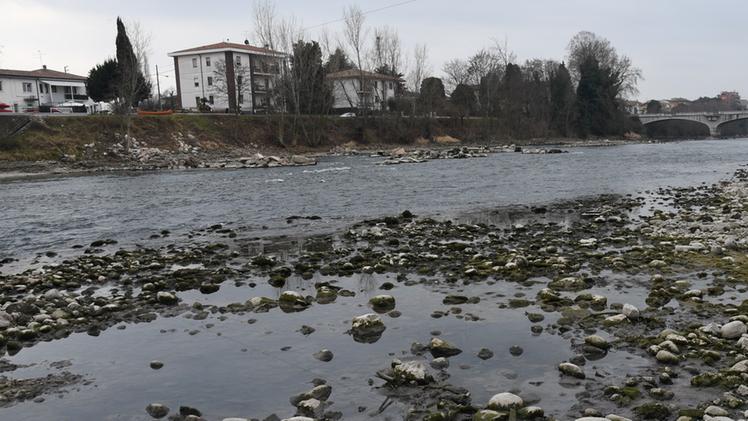 Il fiume Adige in secca nella zona di Pescantina: stessa situazione delle  altre aree delle provincia