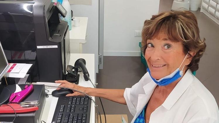 Al lavoro  Cristina Neri sorridente in farmacia