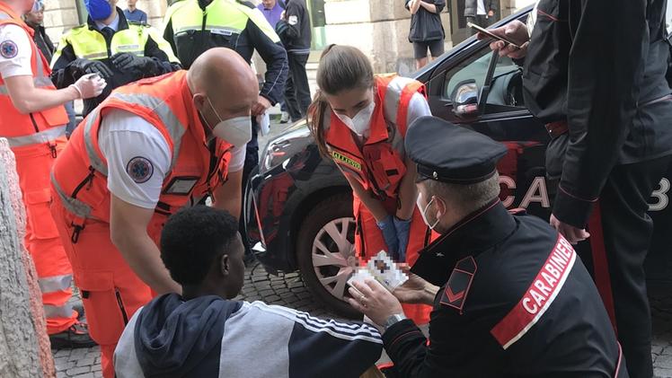 soccorso Carabinieri e operatori Suem confortano il ragazzo aggredito (Marchiori)