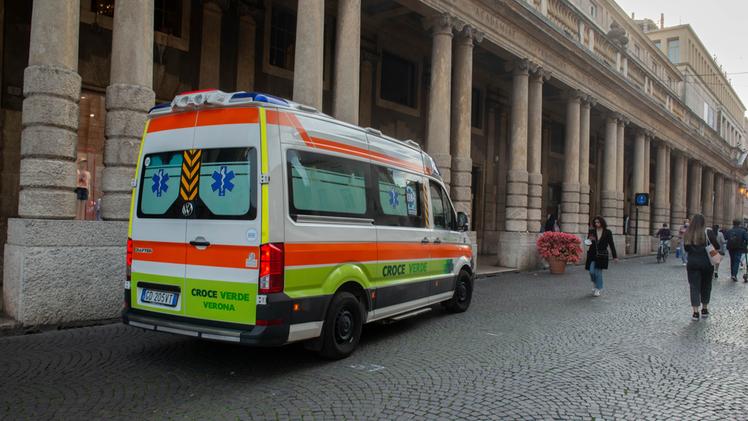 L'ambulanza in via Roma (Foto Marchiori)