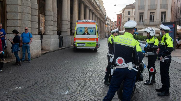 La polizia locale in via Roma dopo l'aggressione