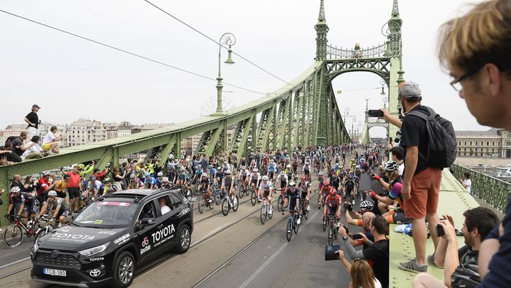 Partito da Budapest il 105° Giro d'Italia