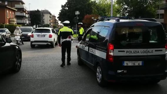 La Polizia locale e l'afflusso di auto per Verona-Milan (foto Marchiori)