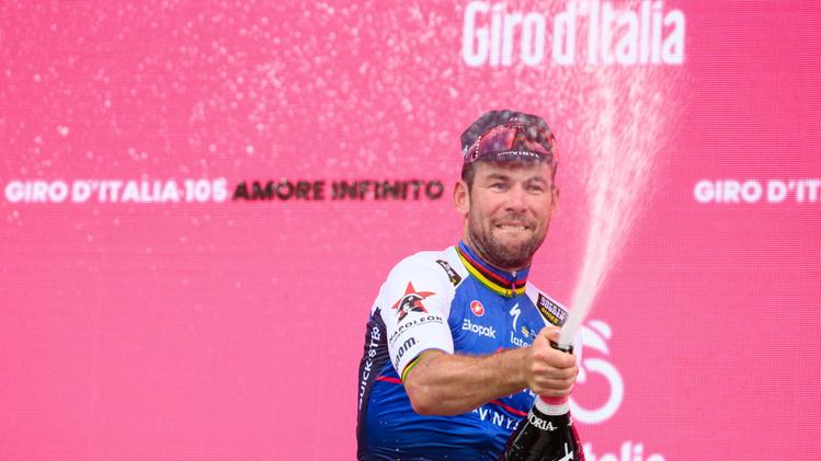 Mark Cavendish festeggia la vittoria nella terza tappa del Giro d'Italia 2022