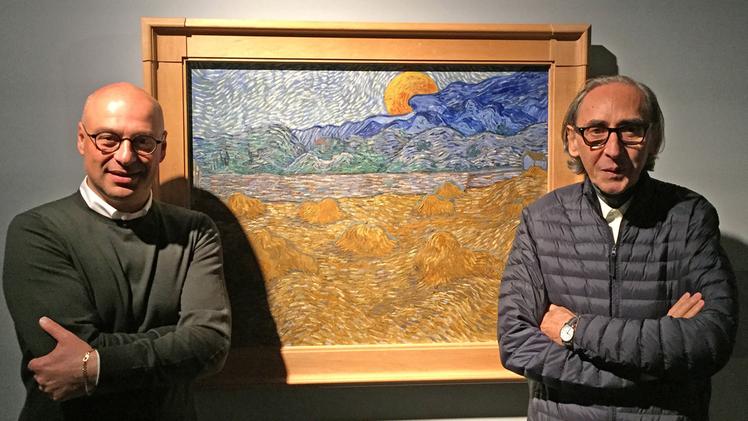 Marco Goldin davanti ai campi di grano dipinti da Van Gogh a AuversMalco Goldin e Franco Battiato   davanti a un quadro di Van Gogh. Sotto, la locandina