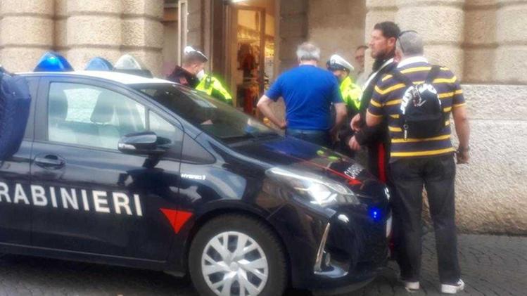 Via Roma L'intervento dei carabinieri dopo l'aggressione del giovane gambiano da parte della baby gang