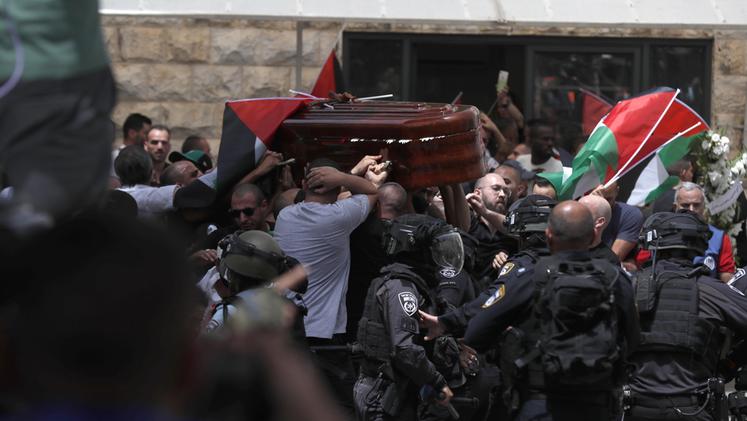 Violente al funerale della giornalista palestinese uccisa