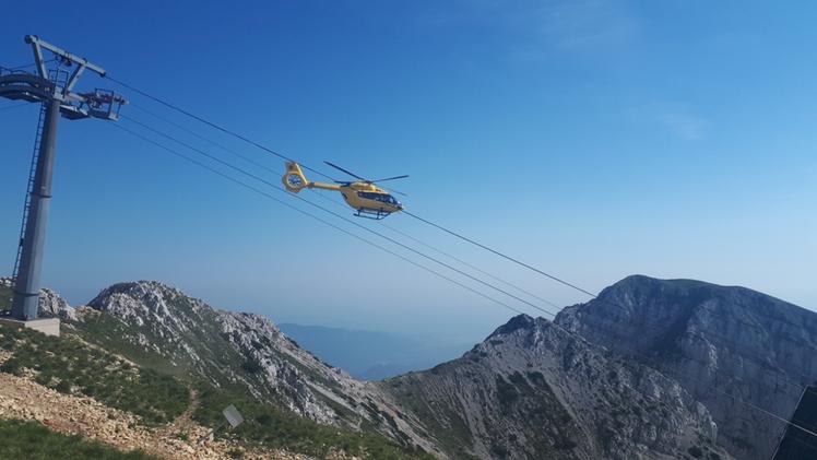 L'elicottero sopra Rifugio Telegrafo (Foto Verzè, d'archivio)