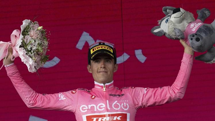 Juan Pedro Lopez in maglia rosa Lo spagnolo si gode il primo giorno di riposo in testa alla classifica 