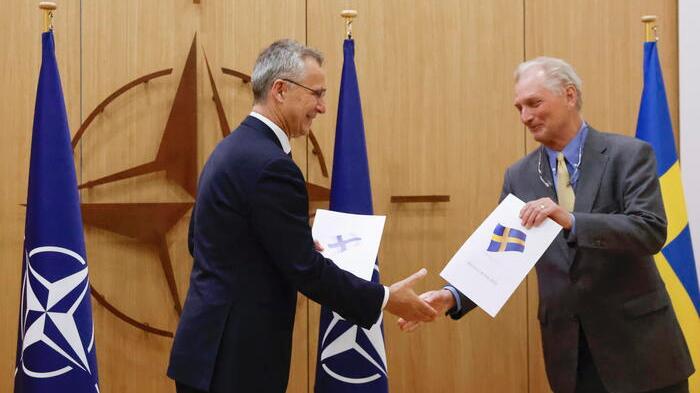 Il segretario della Nato Stoltenberg durante la cerimonia di richiesta di adesione di Svezia e Finlandia