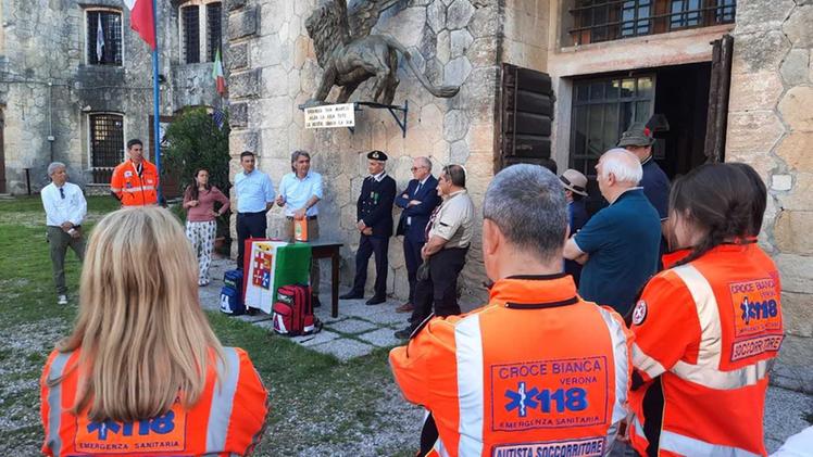 L'inaugurazione del defibrillatore DAE al Forte Lugagnano a San Massimo