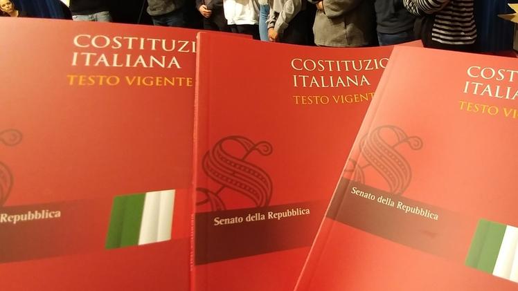 Il libretto La Costituzione italiana sarà donata ai neo maggiorenni insieme al Tricolore