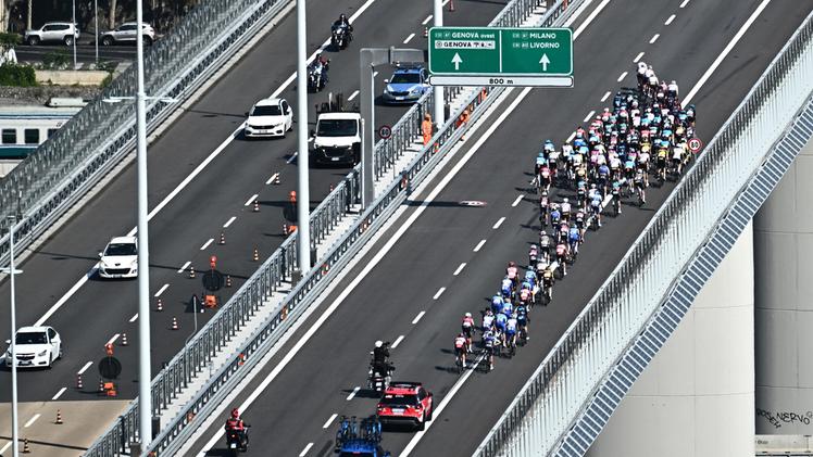 Il Giro d'(Italia sul ponte San Giorgio a Genova, arrivo della tappa di oggi