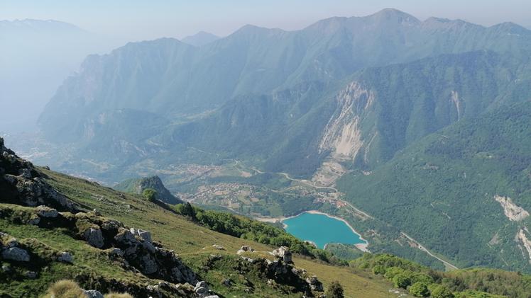 La gemma del lago di Tenno brilla ai piedi delle Alpi di Ledro