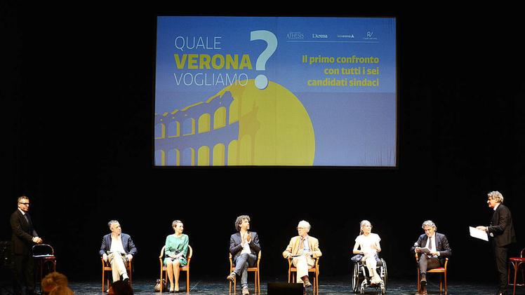 «Quale Verona?» I sei candidati sul palco: da sinistra Tosi, Sautto, Tommasi, Zelger, Barollo, Sboarina FOTO MARCHIORI