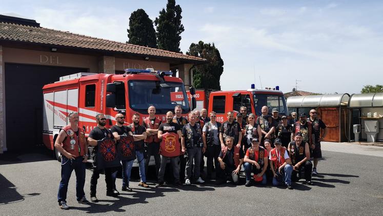 I vigili del fuoco di Bardolino con i colleghi motociclisti (foto Joppi)