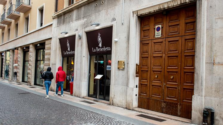 La pizzeria La Benedetta in via Stella: la chiusura un’ora prima costa una sanzione amministrativa
