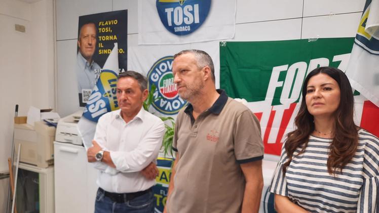 Flavio Tosi nella sua sede elettorale