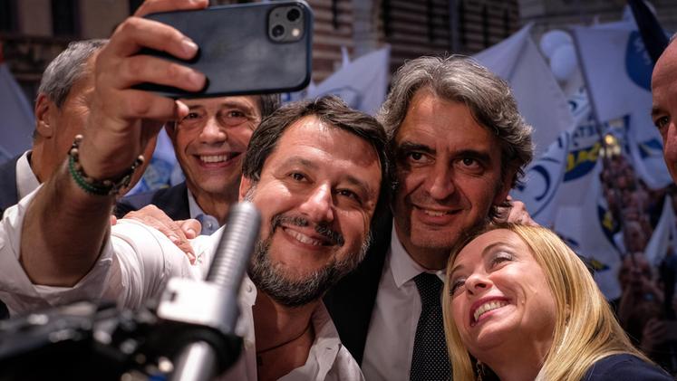 Salvini, Sboarina e Meloni in un selfie durante la campagna elettorale di Verona
