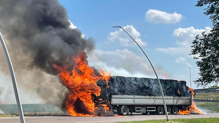 Camion in fiamme sulla Transpolesana (Mirandola)