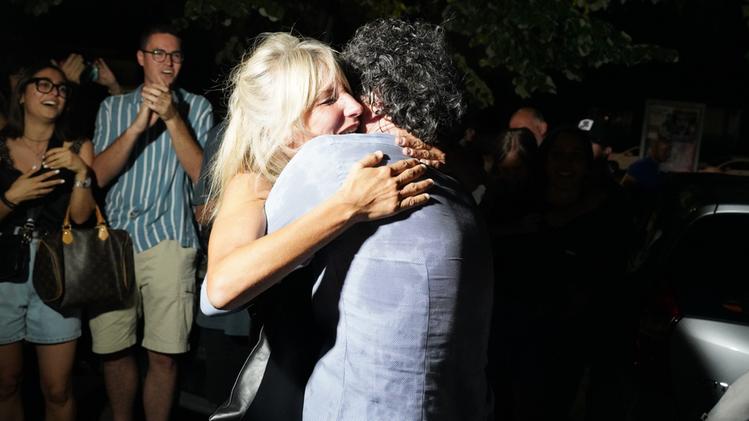 Damiano Tommasi abbraccia la moglie Chiara (Foto Marchiori)
