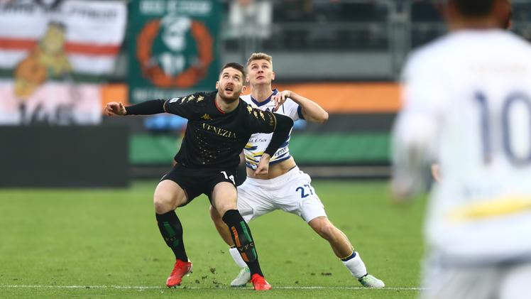 Thomas Henry braccato nella circostanza da Pawel Dawidowicz durante Venezia-Verona della scorsa stagione