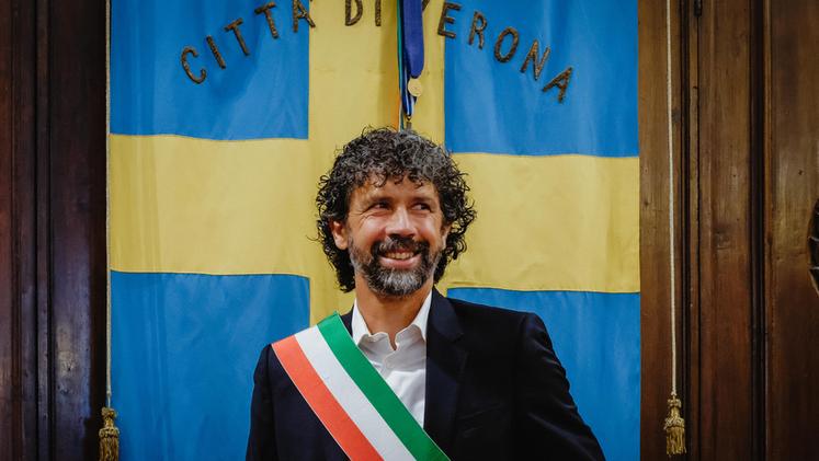 Damiano Tommasi con la fascia tricolore di sindaco