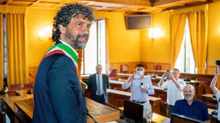 Damiano Tommasi con la fascia tricolore nella sala del Consiglio intitolata a Renato Gozzi, esponente del partito della Democrazia Cristiana, sindaco di Verona dal 1965 al 1970 e dal 1975 al 1980