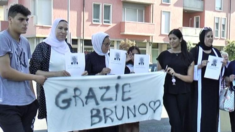 Le mamme dei bambini salvati Il cartello per Bruno Padovani e il suo ritratto in mano