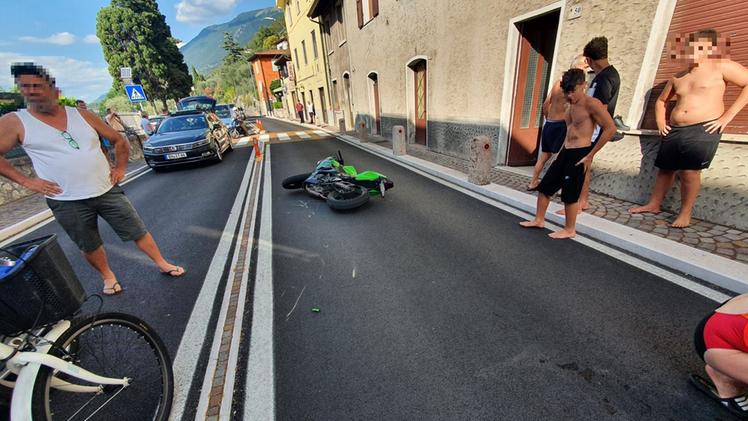 La moto sull’asfalto dopo l’investimento a Cassone di Malcesine